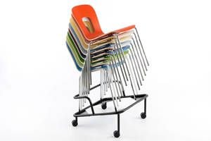 Mit dem Rollwagen lassen sich die Stuhlstapel schnell transportieren